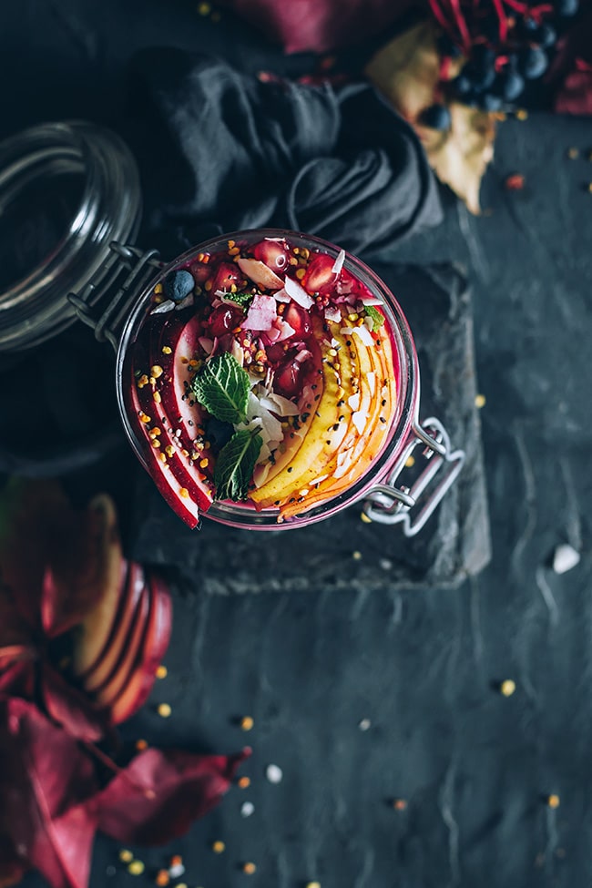 Overnight oats with beet juice, fresh fruits and coconut milk #vegan | TheAwesomeGreen.com