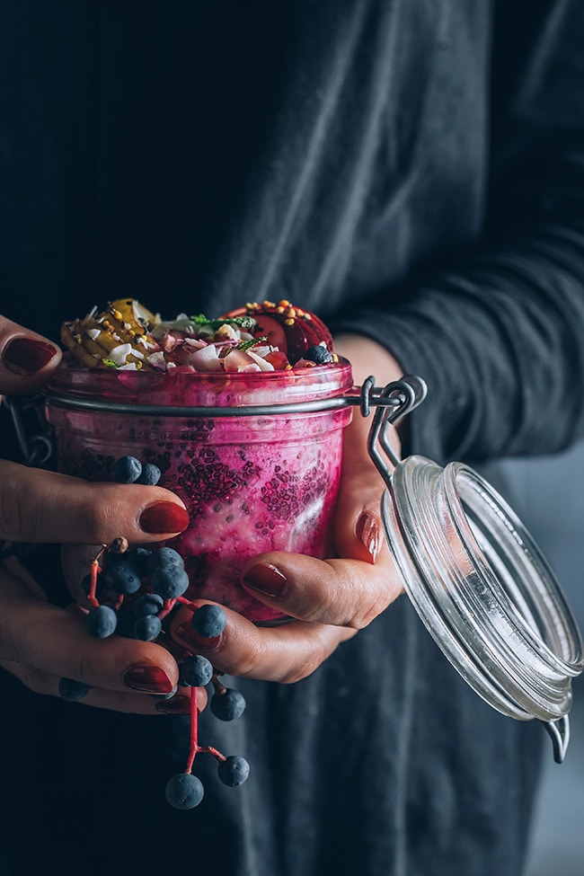 Super healthy overnight oats with coconut milk and fresh beet juice #vegan #detox | TheAwesomeGreen.com