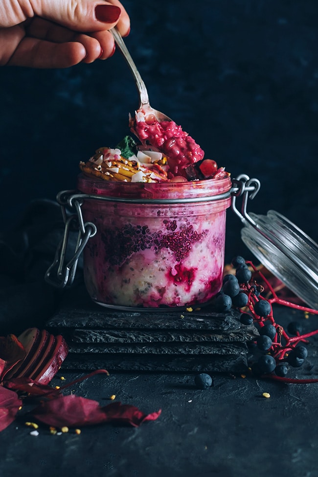 Overnight oats with fresh beet and ginger juice #vegan | TheAwesomeGreen.com