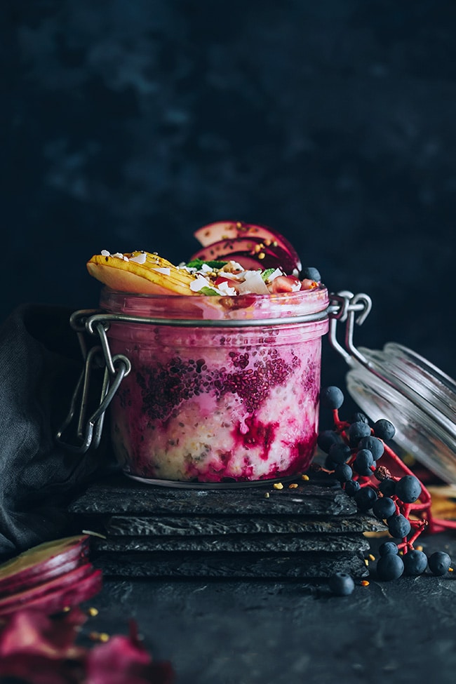 Overnight oats with coconut milk and fresh beet juice #vegan | TheAwesomeGreen.com