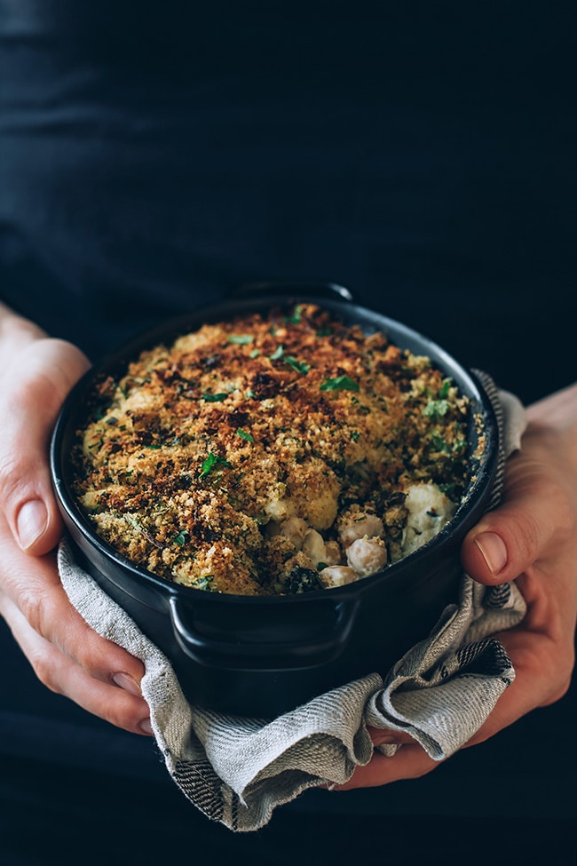 Vegan cauliflower casserole, the perfect match for your Thanksgiving menu! #thanksgiving #vegan #healthy #cauliflower #kale #foodstyling #foodphotography | TheAwesomeGreen.com