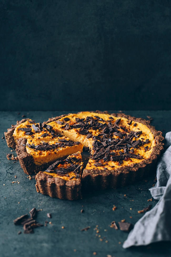 Vegan sweet potato pie, with walnut and dates crust #thanksgiving #sweetpotato #dessert #vegan | TheAwesomeGreen.com