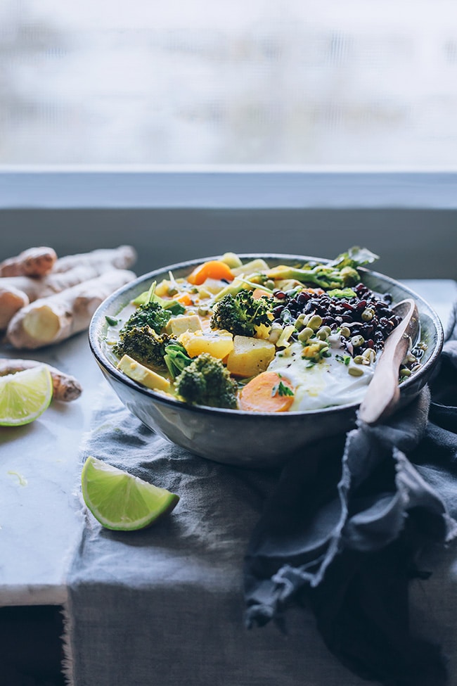 Thai curry loaded with veggies and served with black rice #vegan #thai | TheAwesomeGreen.com