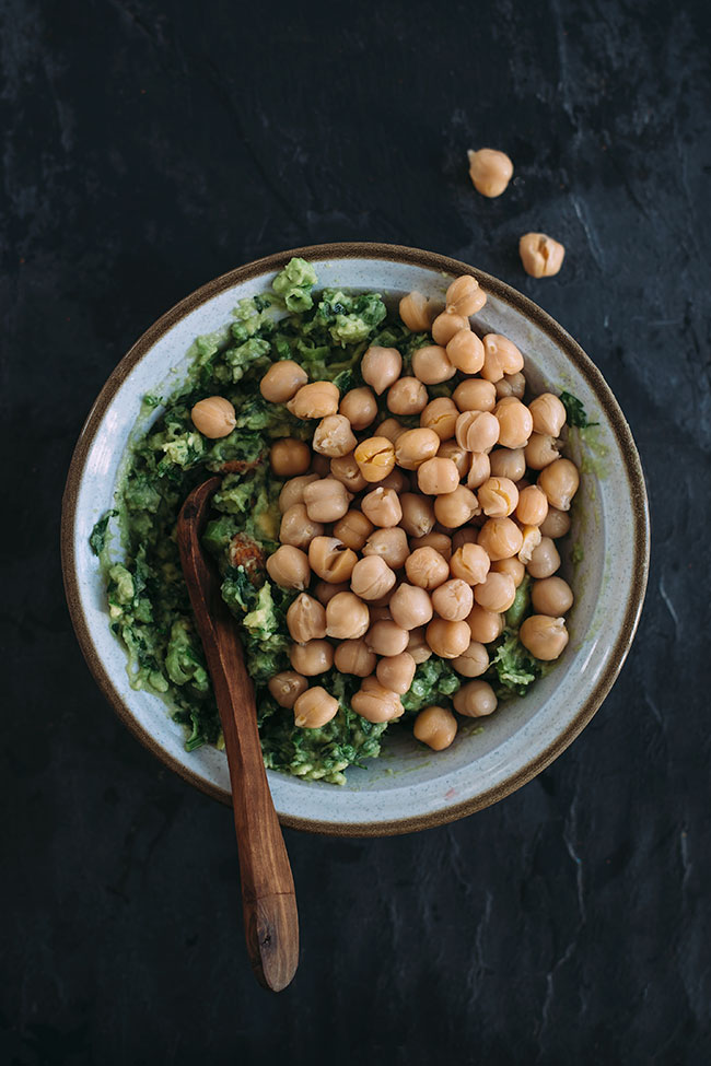 Chickpea salad with herbed avocado cream #vegan #chickpeasalad #sandwich #healthy #chickpea #avocado #vegan #foodstyling #foodphotography | TheAwesomeGreen.com