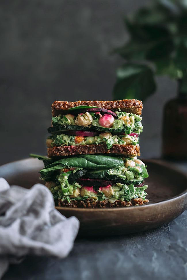 Chickpea salad sandwich with creamy avocado pesto, spinach and beet chips Chickpea salad with herbed avocado cream #vegan #chickpeasalad #sandwich #healthy #chickpea #avocado #vegan #foodstyling #foodphotography | TheAwesomeGreen.com