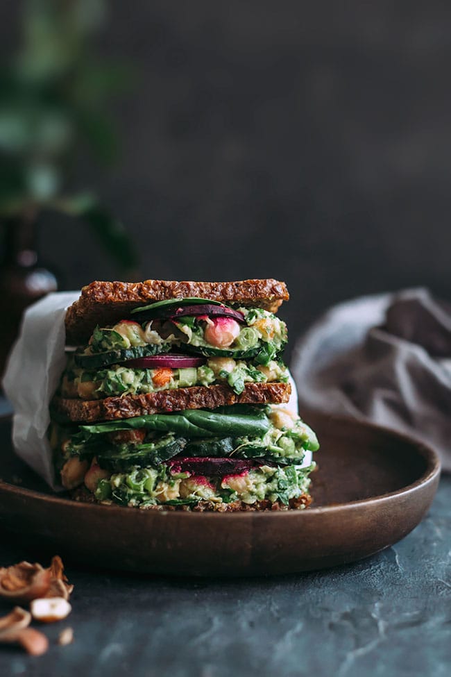 Chickpea salad sandwich with beet chips Chickpea salad with herbed avocado cream #vegan #chickpeasalad #sandwich #healthy #chickpea #avocado #vegan #foodstyling #foodphotography | TheAwesomeGreen.com