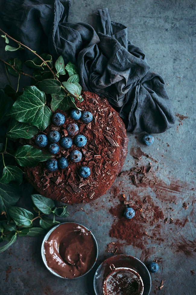 Vegan Chocolate Cake #vegan #chocolate #chocolatecake #dessert #easy #foodstyling #foodphotography #christmas| TheAwesomeGreen.com