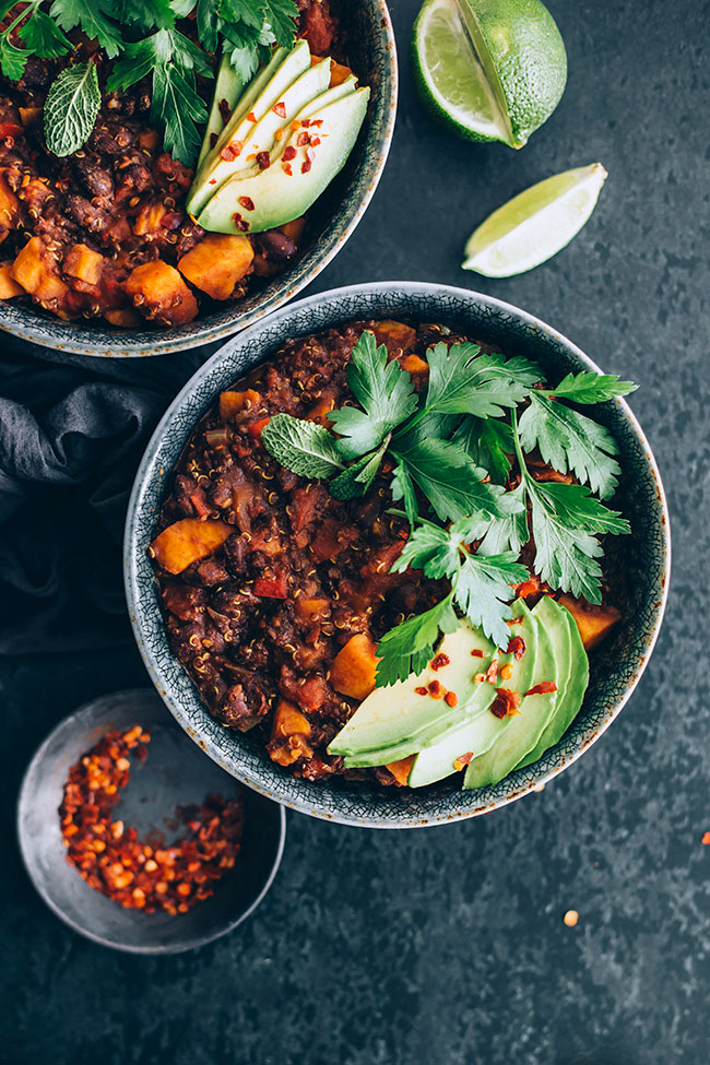 Very easy sweet potato and black bean child, with quinoa and cacao, ready in 20 mins #vegan #quinoa #chili #comfort #stew #sweetpotato | TheAwesomeGreen.com