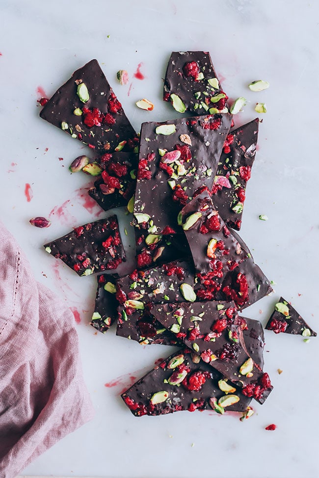 30 mins vegan chocolate with raspberries and pistachio #vegan #chocolate | TheAwesomeGreen.com