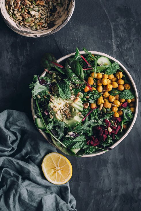 Hearty detox salad with kale and roasted chickpeas #detox #salad #healthy #vegan #foodphotography #foodstyling | TheAwesomeGreen.com