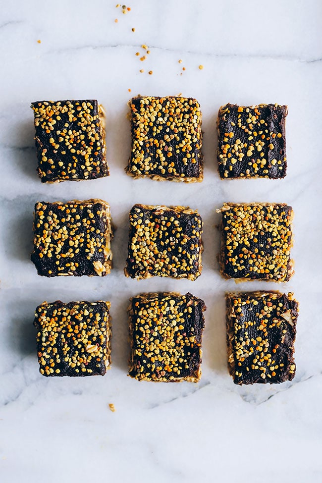 Peanut butter granola bars with bee pollen for balanced hormones #beepollen #healthy #hormonebalance #peanutbutter #snack | TheAwesomeGreen.com