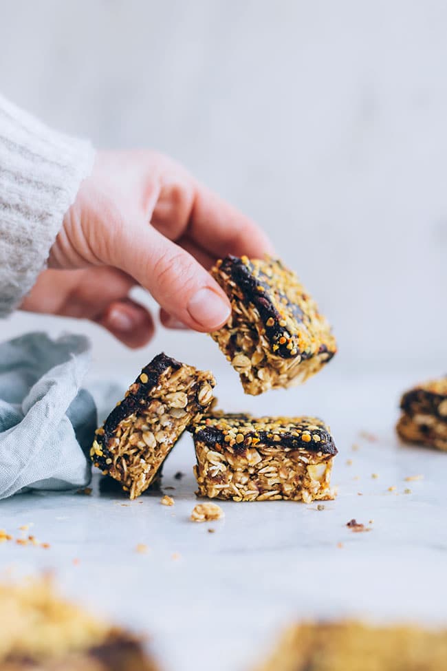 Peanut butter granola bars packed with hormone balancing nutrients #beepollen #healthy #hormonebalance #peanutbutter #snack | TheAwesomeGreen.com