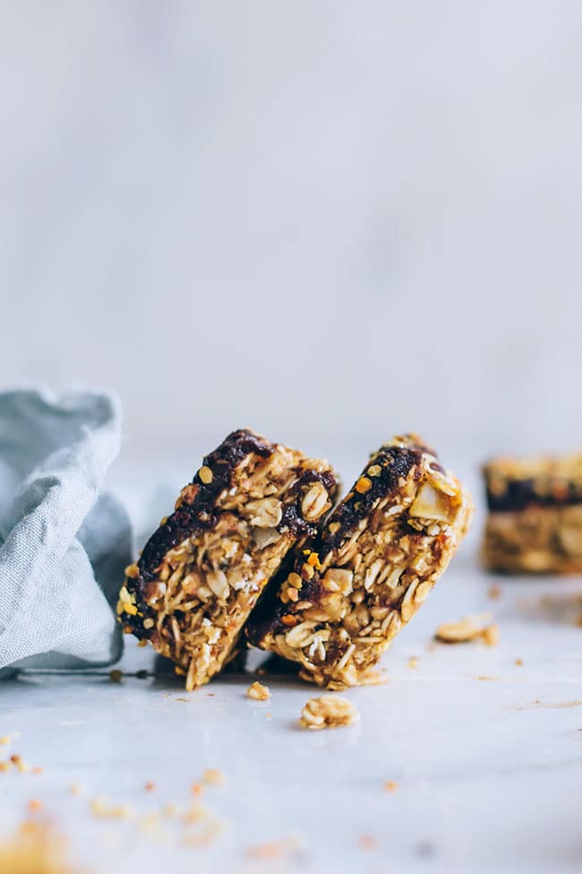 Peanut butter granola bars, a balanced source of healthy fats and finer #beepollen #healthy #hormonebalance #peanutbutter #snack | TheAwesomeGreen.com