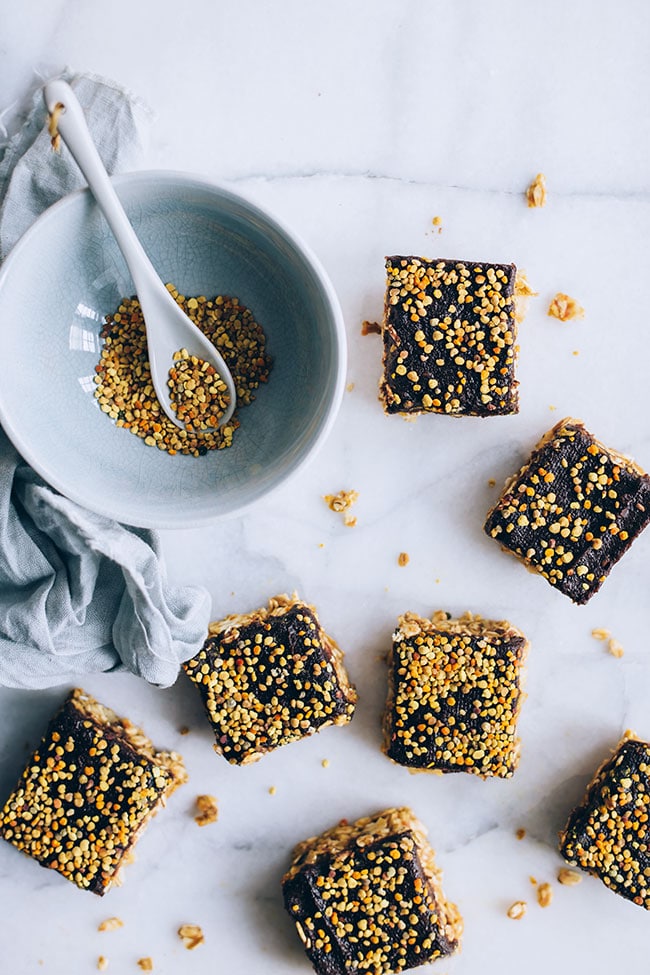 Peanut butter granola bars with bee pollen for happy hormones #beepollen #healthy #hormonebalance #peanutbutter #snack | TheAwesomeGreen.com