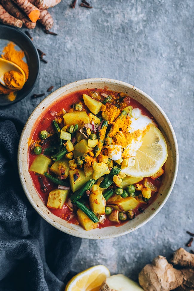 Loaded vegetarian curry with roasted veggies #detox #comfort #ayurvedic #curry #healthy | TheAwesomeGreen.com