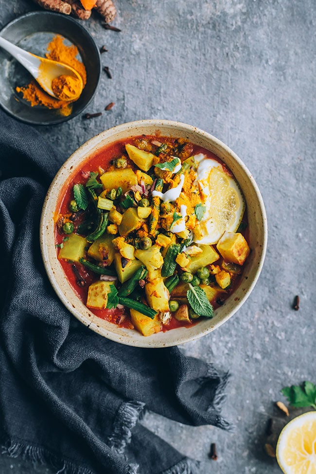 30 Mins vegetarian curry with roasted veggies and coconut yogurt #vegetarian #healthy #detox #hormonebalance #curry | TheAwesomeGreen.com