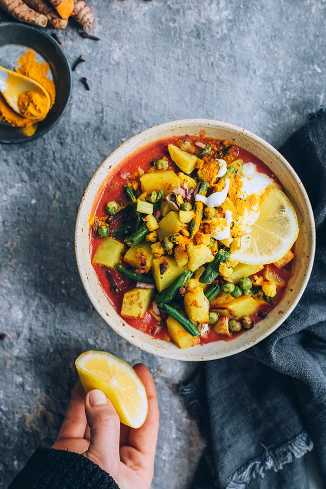 Vegetarian curry with mixed roasted veggies and coconut yogurt #detox #comfort #ayurvedic #curry #healthy | TheAwesomeGreen.com