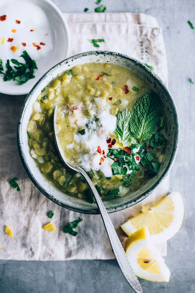 Easy vegetarian split pea soup #vegetarian #detox #splitpea #foodstyling #foodphotography | TheAwesomeGreen.com