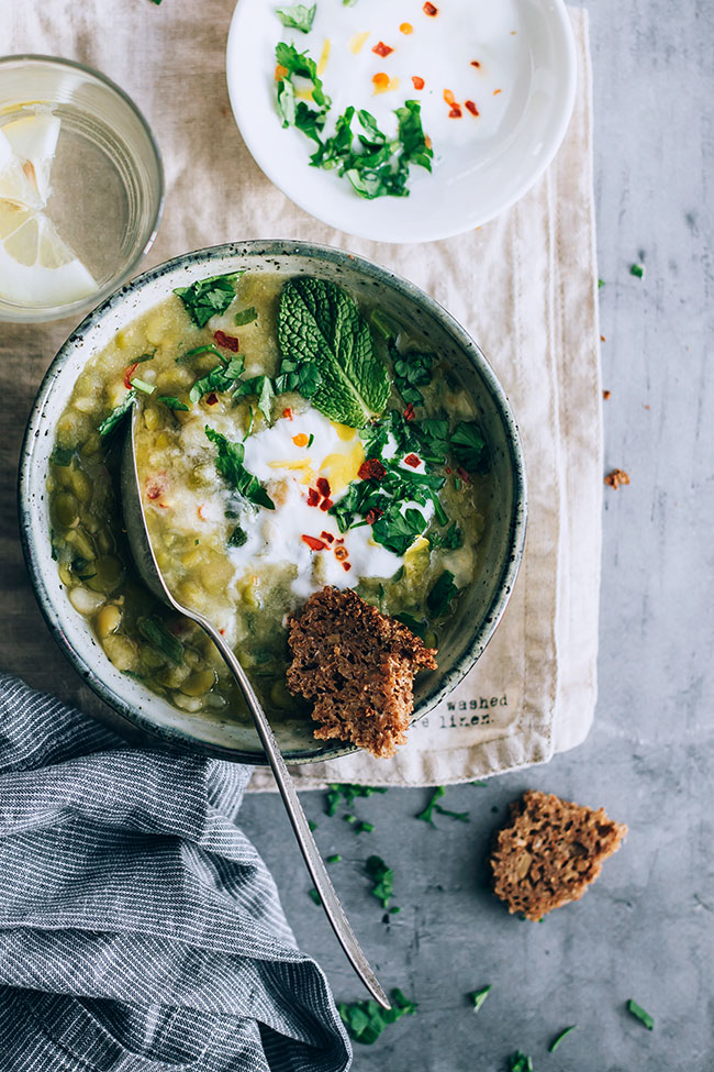 Vegetarian split pea soup ready in less then 30 mins #splitpea #vegetarian #detox #foodstyling #foodphotography | TheAwesomeGreen.com