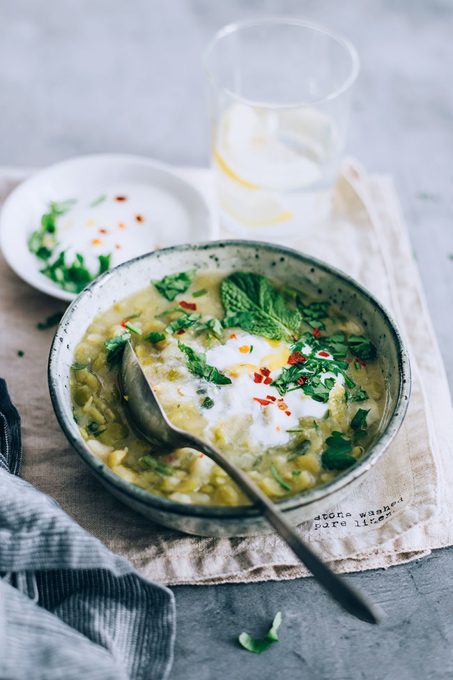 Filling split pea soup, ready in less than 30 minutes #vegetarian #detox #splitpea #foodstyling #foodphotography | TheAwesomeGreen.com