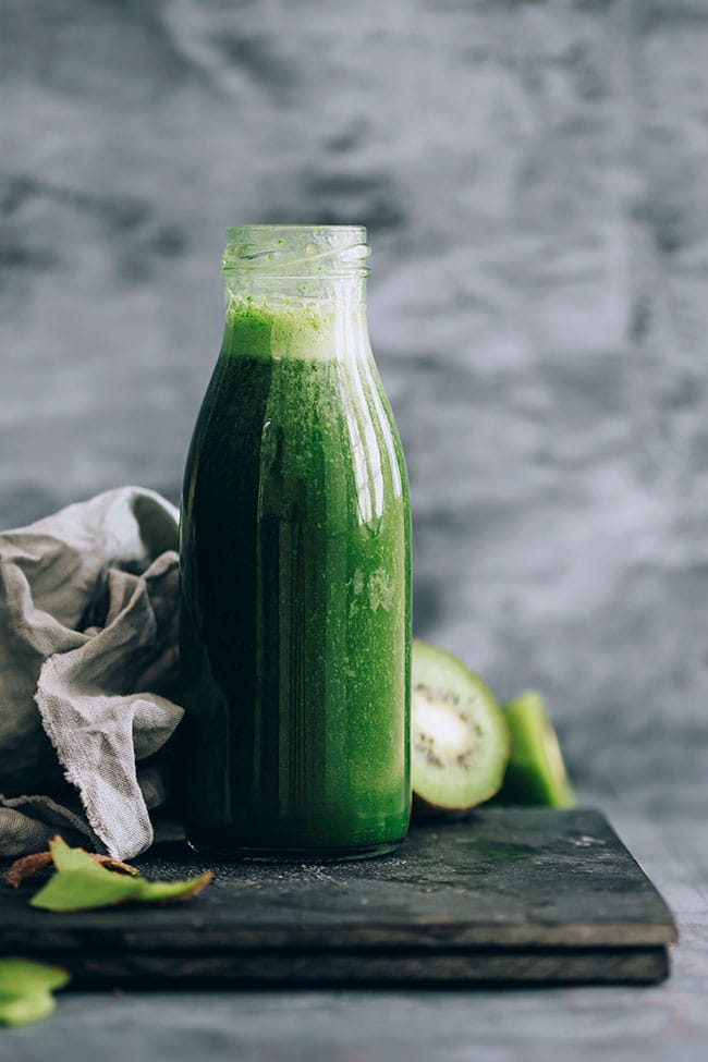 Green power energising breakfast smoothie with matcha, maca and kiwi #cleanse #breakfast #smoothie #energydrink | TheAwesomeGreen.com