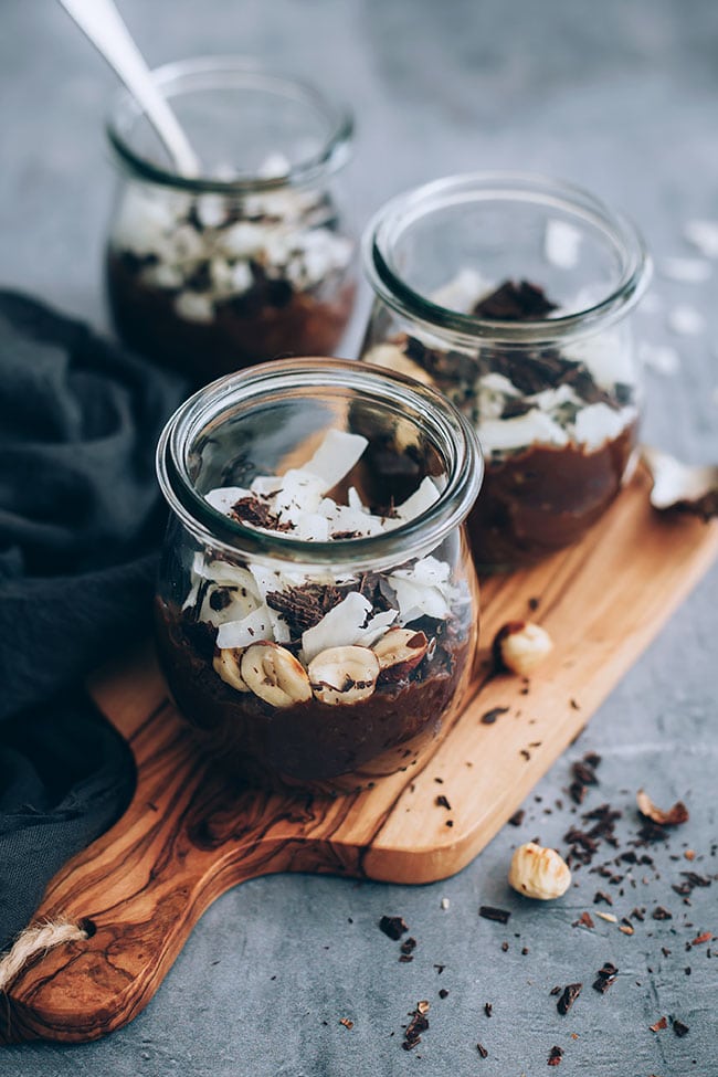 Quick and easy chocolate avocado mousse with coconut #chocolate #mousse #dessert #vegan #glutenfree #chocolatemousse #foodphotography | TheAwesomeGreen.com
