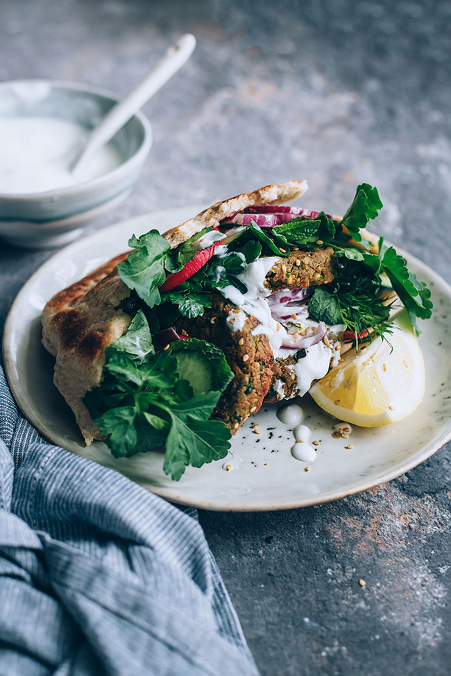 Sándwich de falafel casero con hierbas aromáticas frescas y salsa de tahini de yogur #vegetariano #almuerzo #sándwich #falafel | TheAwesomeGreen.com