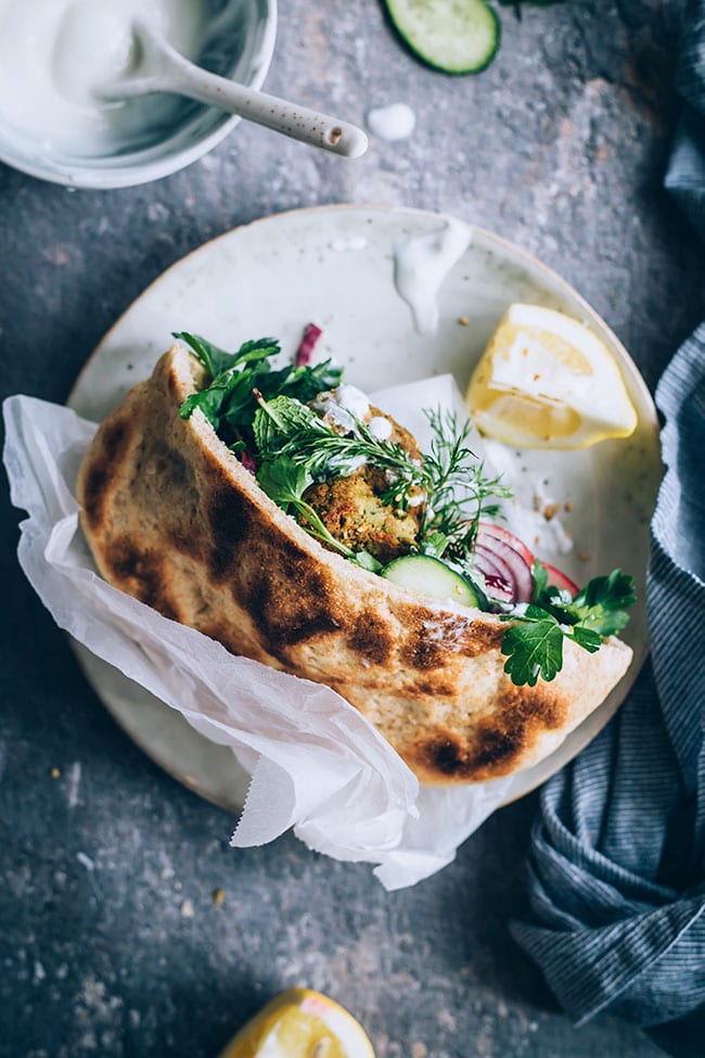 Sándwich de falafel con pan de pita y salsa tahini #vegetariano #almuerzo #sándwich #falafel | TheAwesomeGreen.com