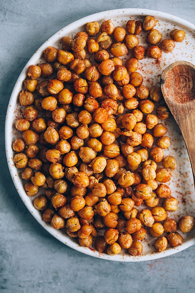 Spicy roasted chickpeas that are really crisp #vegan #snack #chickpeas | TheAwesomeGreen.com