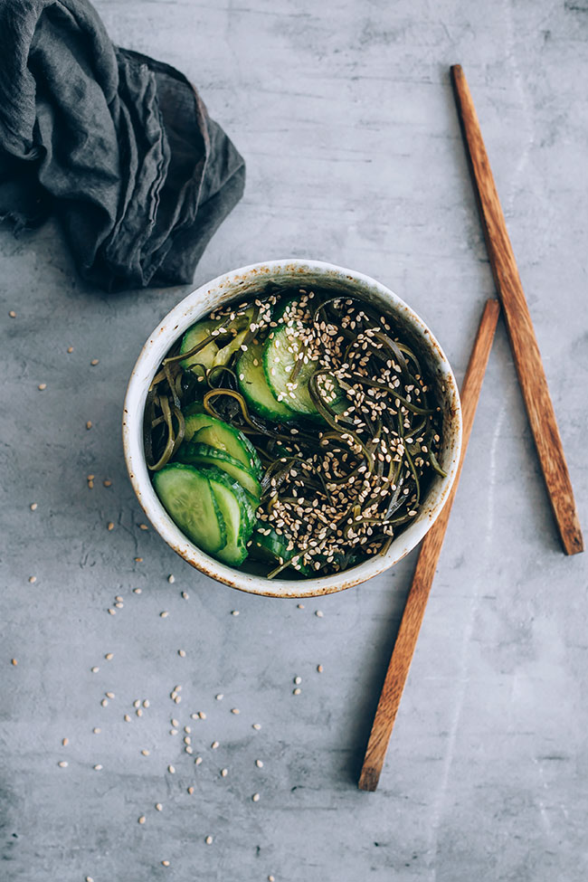 Sunomono salad with cucumber and kelp to support the thyroid function #hormonebalance #japanese #kelp | TheAwesomeGreen.com