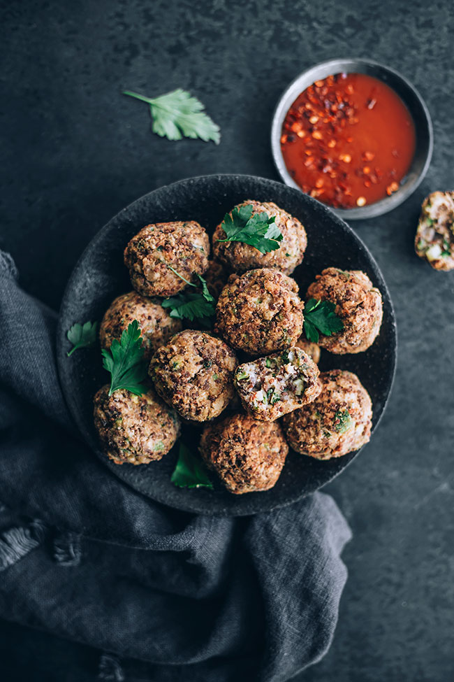No-fail vegetarian meatballs with chickpeas, quinoa and herbs #meatballs #vegetarian #healthy #foodstyling #foodphotography | TheAwesomeGreen.com 