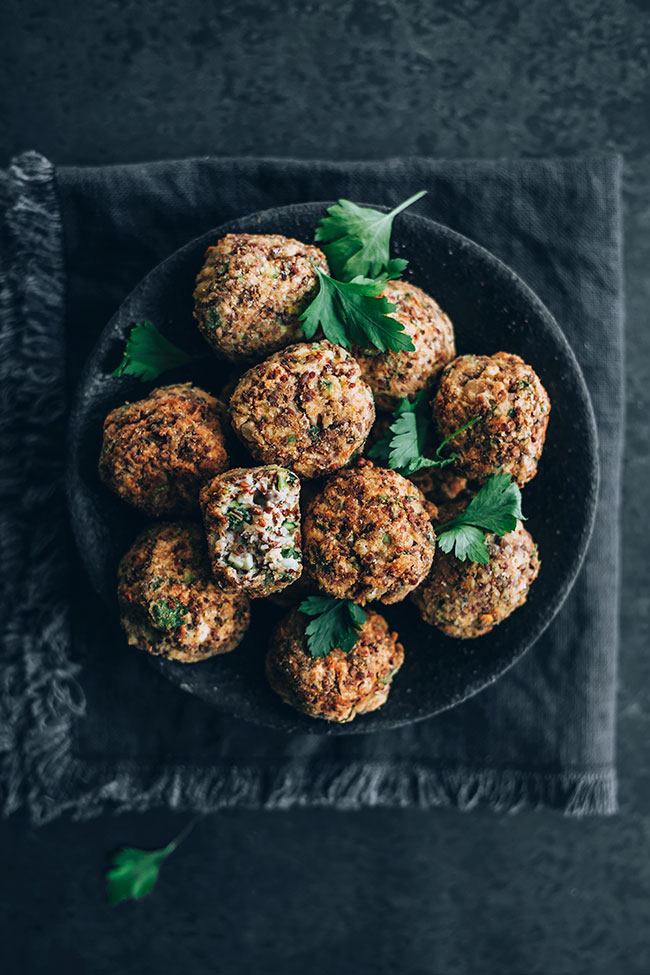 Vegetarian meatballs, the easy way #meatballs #vegetarian #healthy #foodstyling #foodphotography | TheAwesomeGreen.com