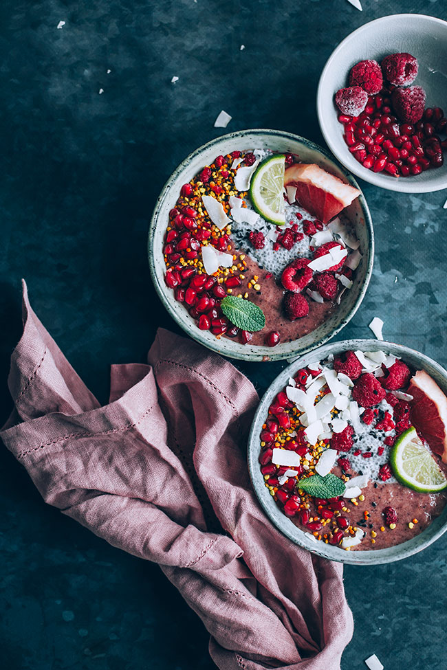 Refreshing acai bowl with delicious toppings #vegan #detox #spring #acai #breakfast #acaibowl | TheAwesomeGreen.com