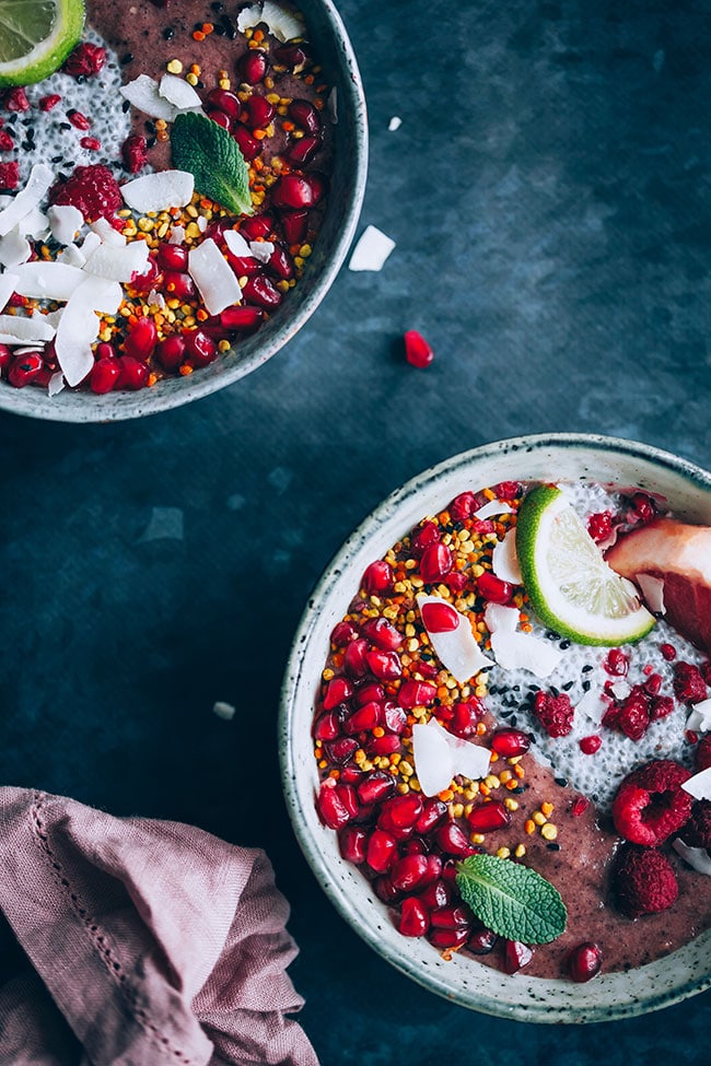 Nurturing acai breakfast bowl with delicious toppings #acai #acaibowl #detox #spring | TheAwesomeGreen.com