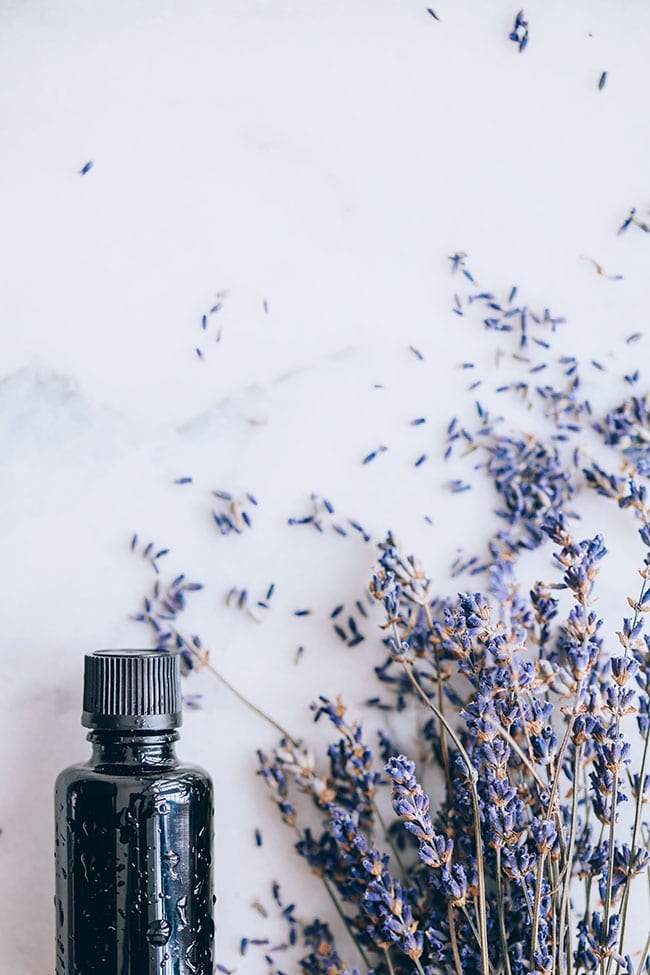 Essential oils for sleep, a natural way to cure insomnia #lavenderoil #essentialoils #wellness #diffuser | TheAwesomeGreen.com