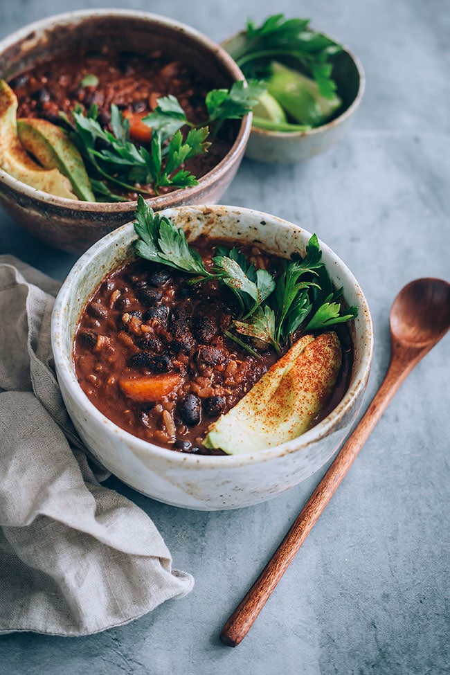 Vegan black bean soup with avocado #blackbean #soup #vegan | TheAwesomeGreen.com