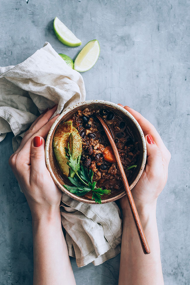 Very easy black bean soup with quinoa, rice and avocado #vegan #blackbeans #soup | TheAwesomeGreen.com