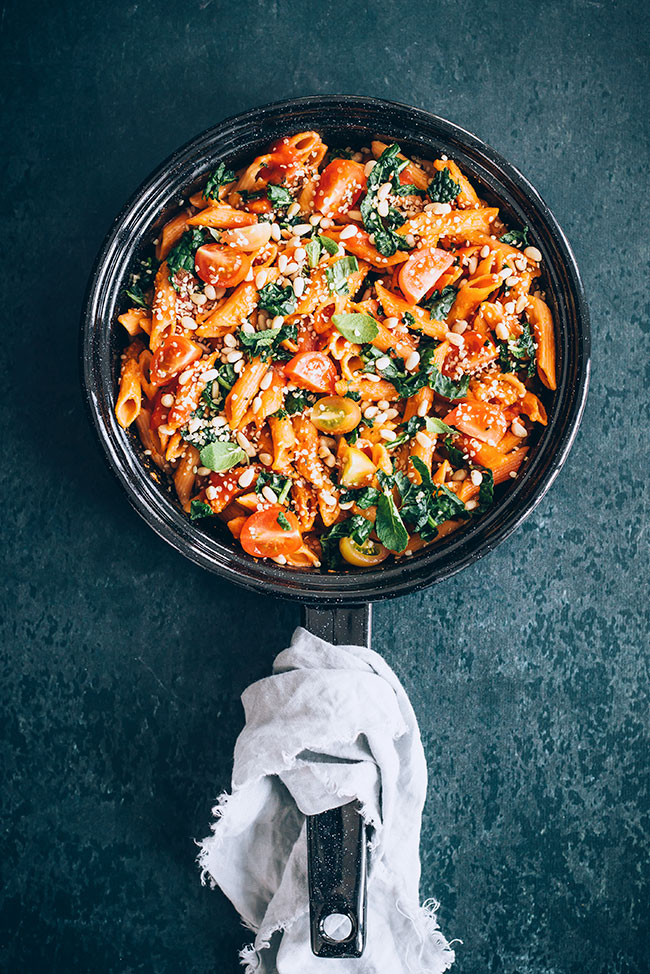 Gluten-free lentil pasta with kale, nuts and marinara sauce #healthy #pasta #glutenfree #vegan #kale #meatlessmonday | TheAwesomeGreen.com
