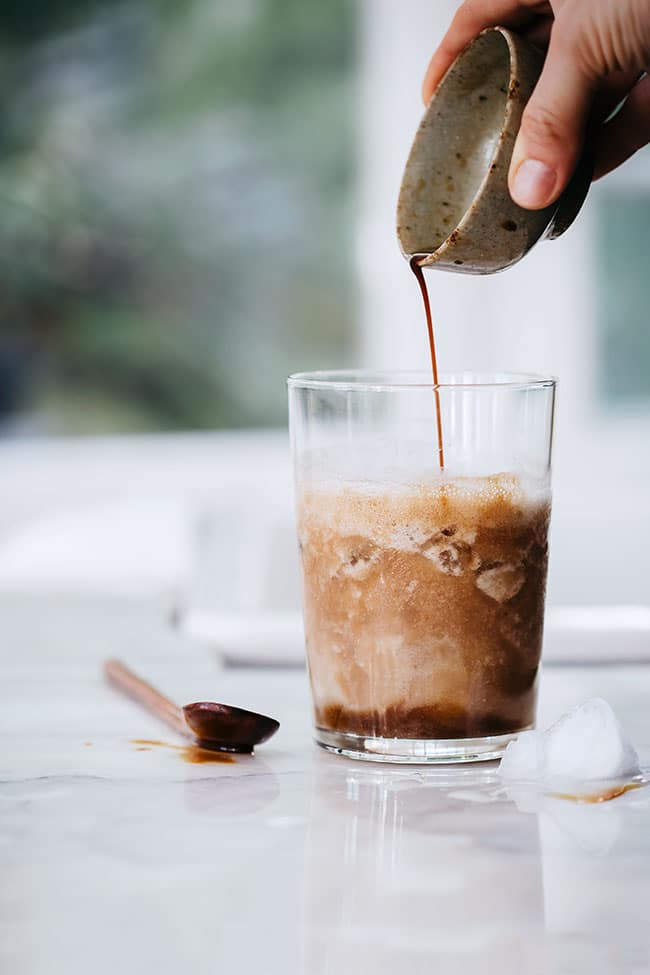 Iced coffee protein shake with hemp, banana and coconut oil #vegan #icedcoffee #proteinshake #energydrink | TheAwesomeGreen.com