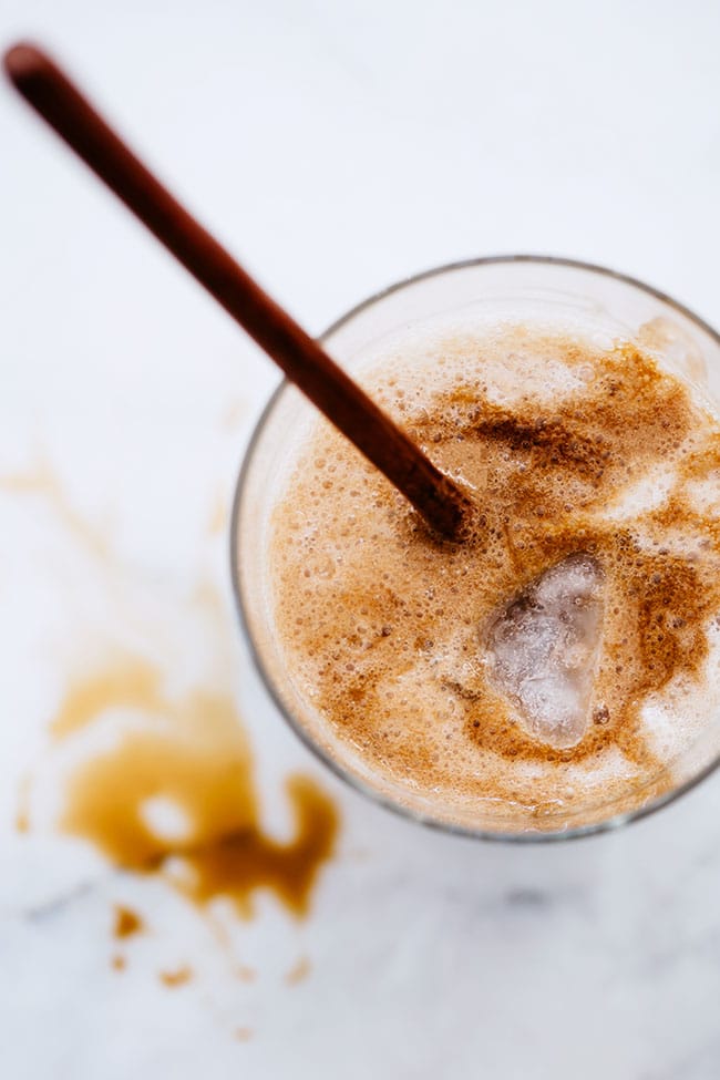 Vegan coffee protein shake on the rocks #proteinshake #energydrink #vegan #icedcoffee | TheAwesomeGreen.com