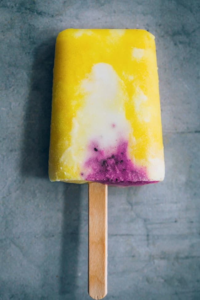 Mango ice cream pops, vegan and gluten-free #vegan #mango #icecream | TheAwesomeGreen.com