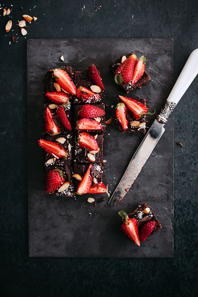 Very simple strawberry brownie, no baking needed! #vegan #strawberries #brownie | TheAwesomeGreen.com