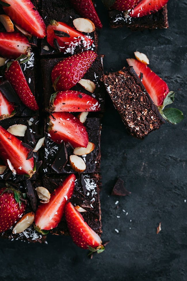No-bake strawberry brownie, almost raw #brownie #vegan #strawberries | TheAwesomeGreen.com