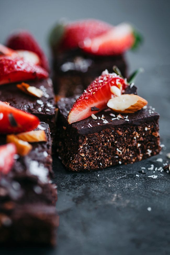 Simple, no-bake strawberry brownie #vegan #chocolate #strawberry #brownie | TheAwesomeGreen.com