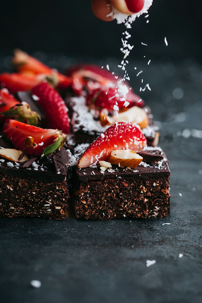 No bake strawberry brownie with coconut #vegan #strawberries #cheesecake | TheawesomeGreen.com