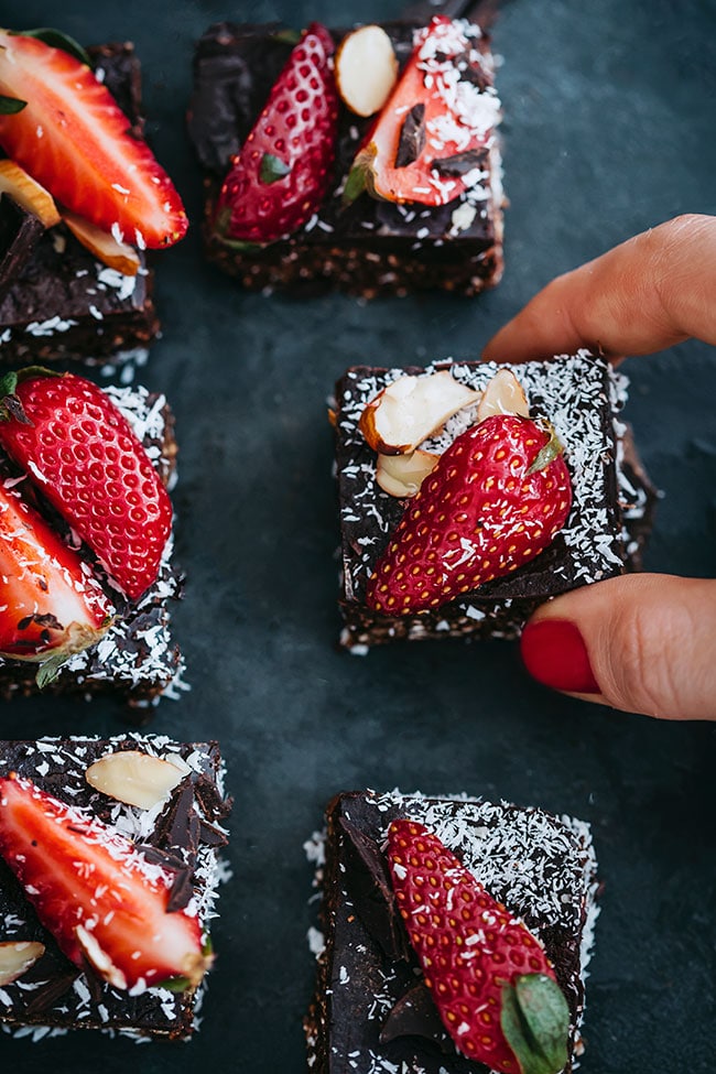 No-bake strawberry brownie, with dried prunes, chocolate and coconut #vegan #strawberry #brownie | TheAwesomeGreen.com