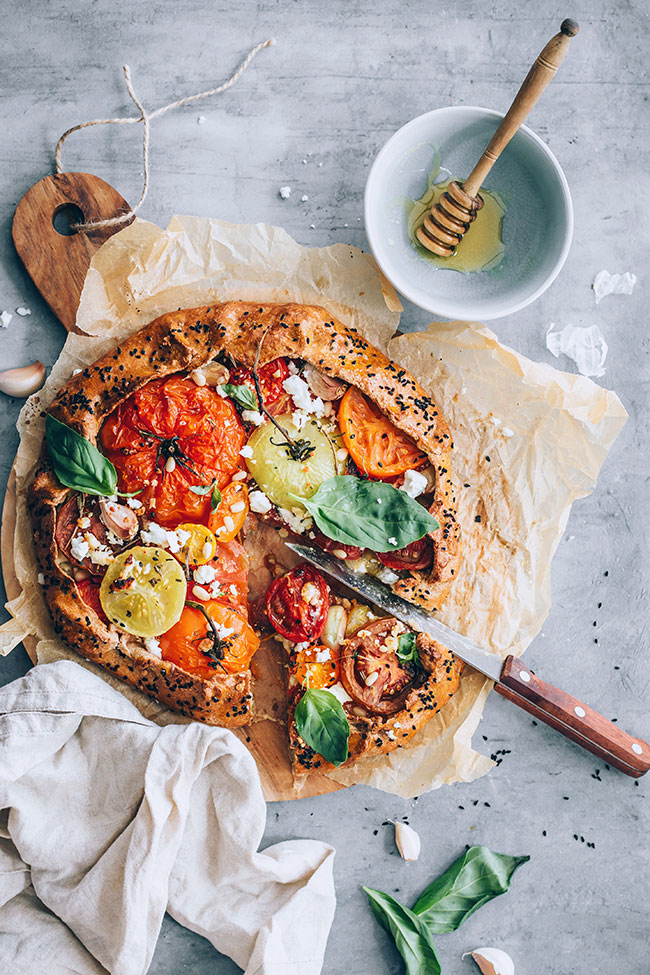 Summer tomato pie with feta cheese and honey #vegetarian #tomato #summer #pie #galette | TheAwesomeGreen.com