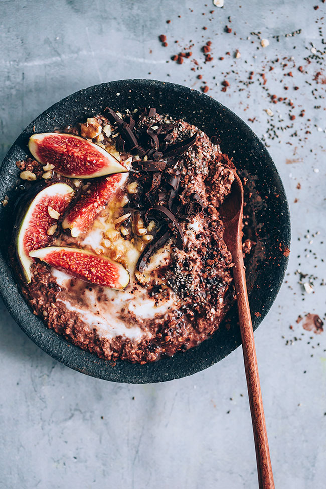 Chocolate overnight oats with figs and yogurt #breakfast #healthy #detox #cleanse #autumn #figs #oats | TheAwesomeGreen.com