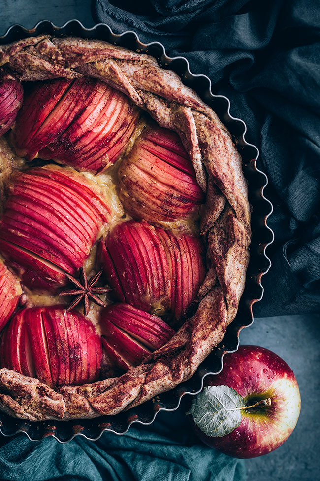 Simple apple pie recipe with caramel #vegan #apples #applepie #pie #fallrecipes | TheAwesomeGreen.com