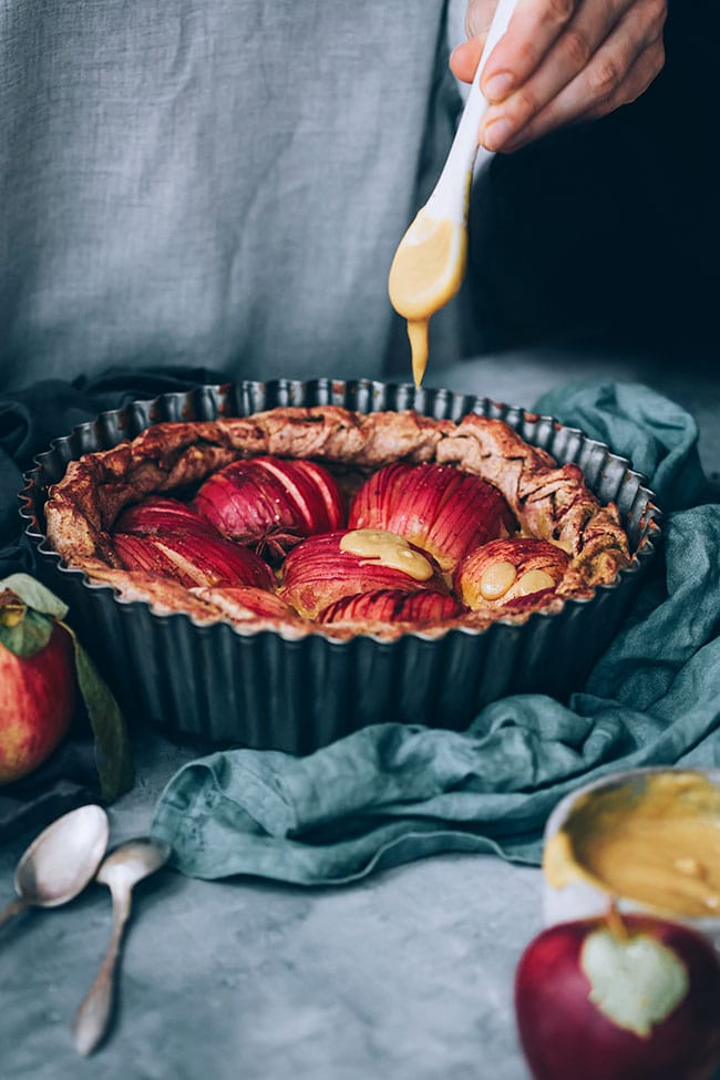 Vegan apple pie with date caramel #caramel #vegan #apples #applepie #pie #fallrecipes | TheAwesomeGreen.com